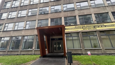 In dieser Berufsfachschule in Warschau stach eine 21-Jährige auf drei Frauen ein. (Foto: Claudia Ciobanu/AP/dpa)