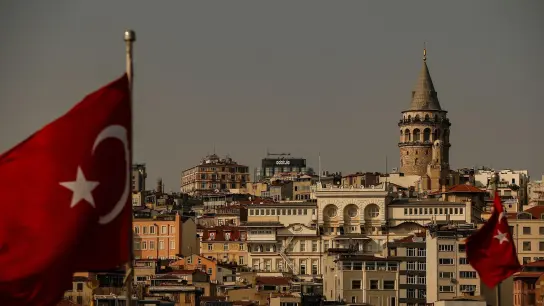 Zwei türkische Flaggen wehen vor der Kulisse des Galataturms in Istanbul. (Foto: Emrah Gurel/AP/dpa)