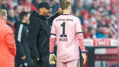Vincent Kompany (l) und Manuel Neuer im Austausch bei einem Bayern-Spiel. (Archivbild)  (Foto: Andreas Gora/dpa)