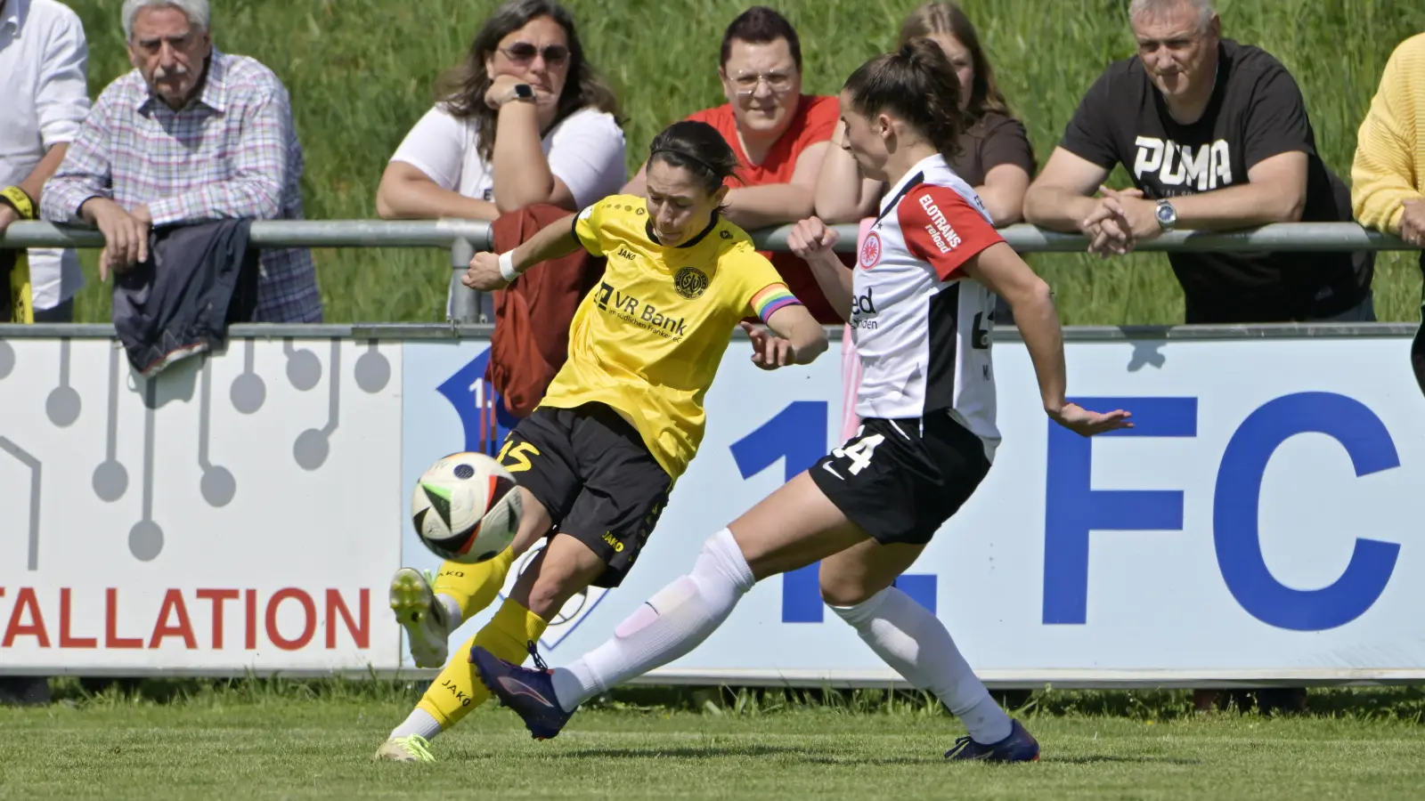 Einen letztes Mal bekommen die Fans am Sonntag den SV Weinberg (in Gelb Annika Kömm im Heimspiel gegen Eintracht Frankfurt II) zu Gesicht. Der SVW braucht einen Sieg, sonst ist er abgestiegen. (Foto: Martin Rügner)