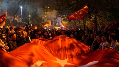 Anhänger des türkischen Präsidenten Erdogan jubeln vor dem Sitz der AKP in Istanbul. (Foto: Khalil Hamra/AP/dpa)