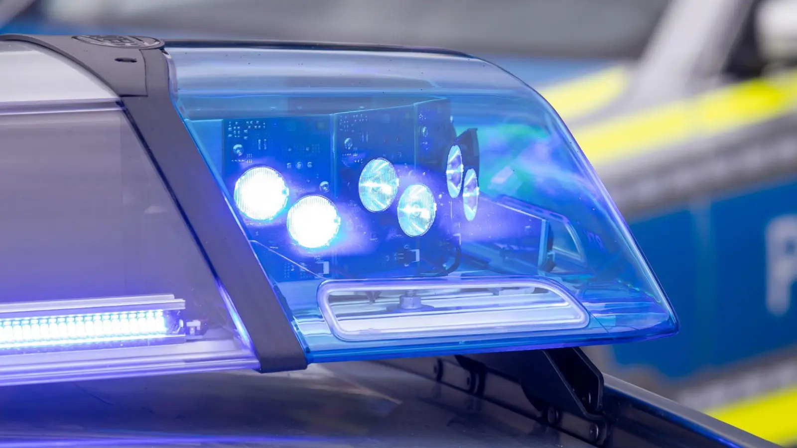 Die Polizei hat eine Autofahrerin angehalten, die ihren Ehemann und ein Kleinkind ungesichert auf ihrem Anhänger mitfahren ließ. (Symbolbild)  (Foto: Daniel Karmann/dpa)