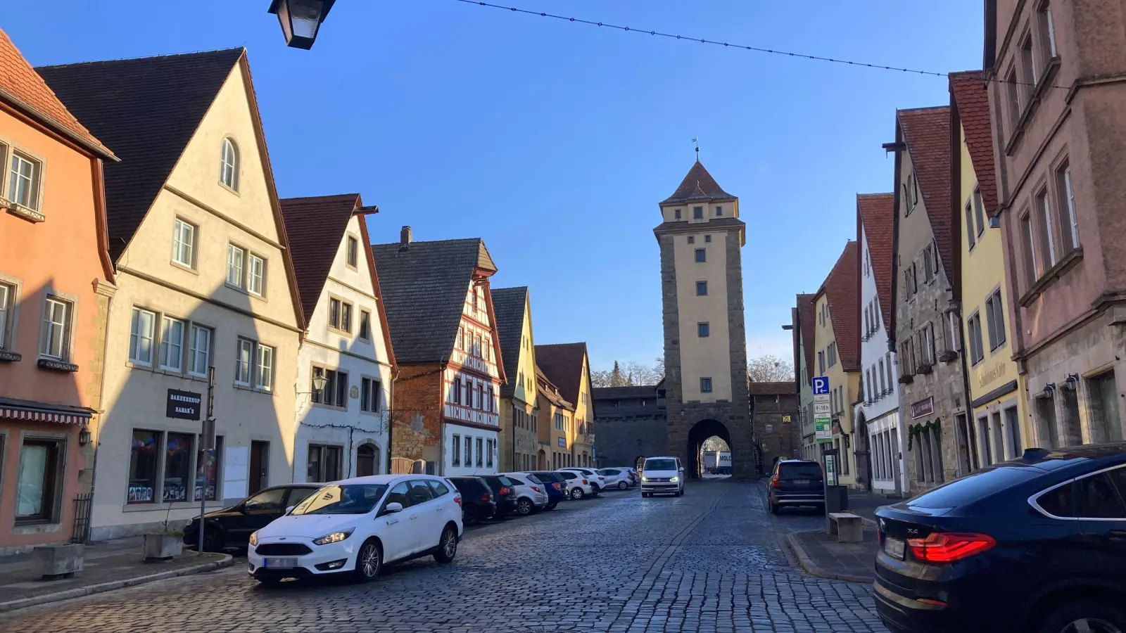 Die Gasleitung in der Galgengasse ist mehr als 90 Jahre alt, die Wasserleitung kommt auf mehr als 60 Jahre. (Foto: Clarissa Kleinschrot)