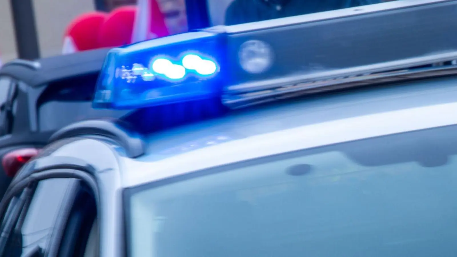 Ein Streifenwagen der Polizei ist mit Blaulicht im Einsatz. (Foto: Jens Büttner/dpa/Symbolbild)