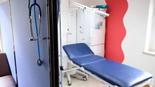 Stethoskope hängen im Behandlungszimmer einer Hausarztpraxis. (Foto: Sebastian Kahnert/dpa-Zentralbild/dpa/Symbolbild)