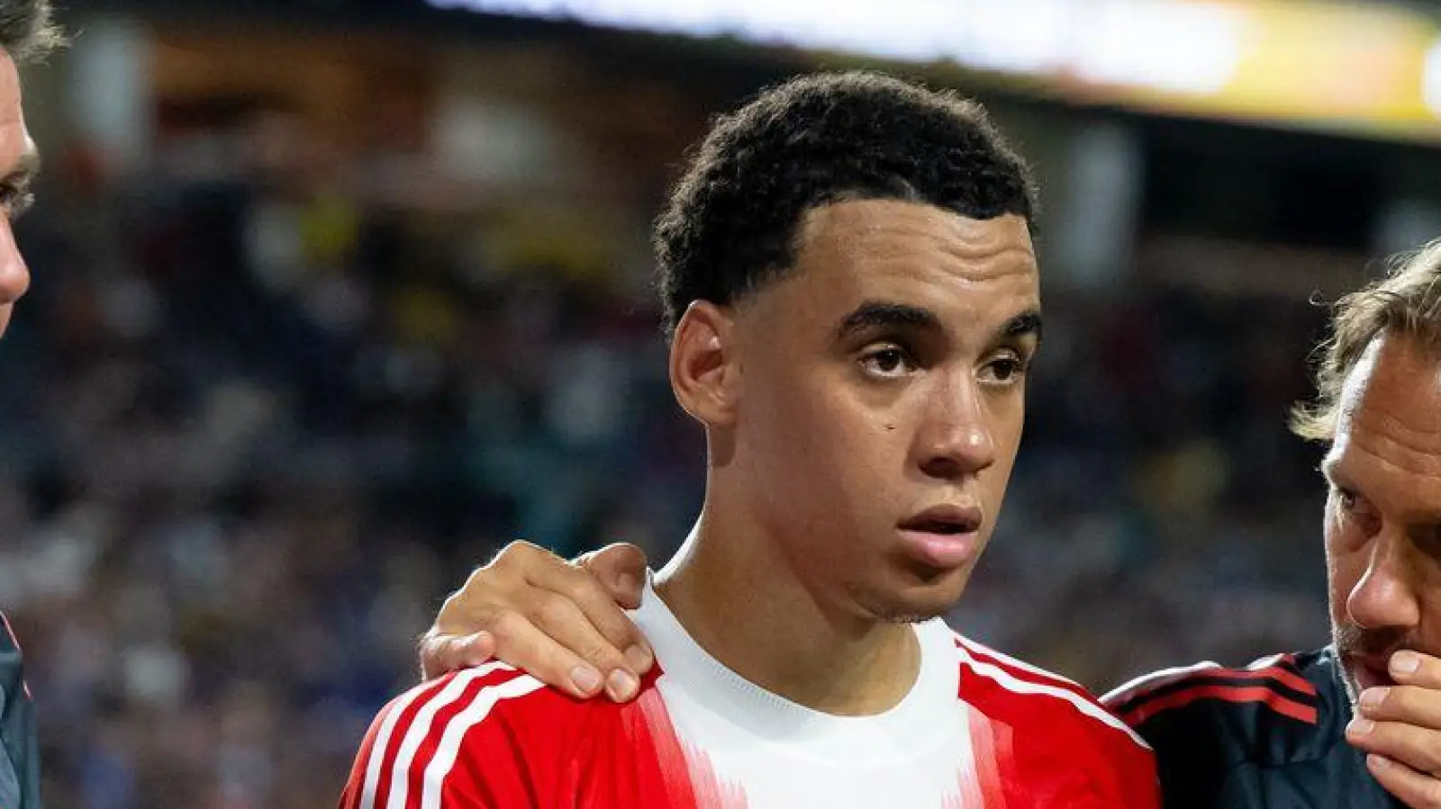 Beim Sieg gegen Boca Juniors musste Jamal Musiala (M), begleitet von Teamarzt und Physiotherapeut, angeschlagen vom Platz. (Foto: Sven Hoppe/dpa)