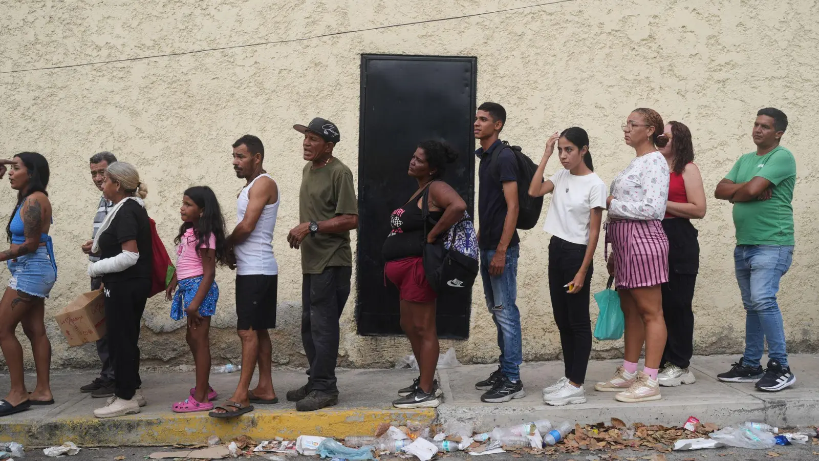 Nach dem Erdbeben sind viele Menschen auf humanitäre Hilfe angewiesen.  (Foto: Ariana Cubillos/AP/dpa)