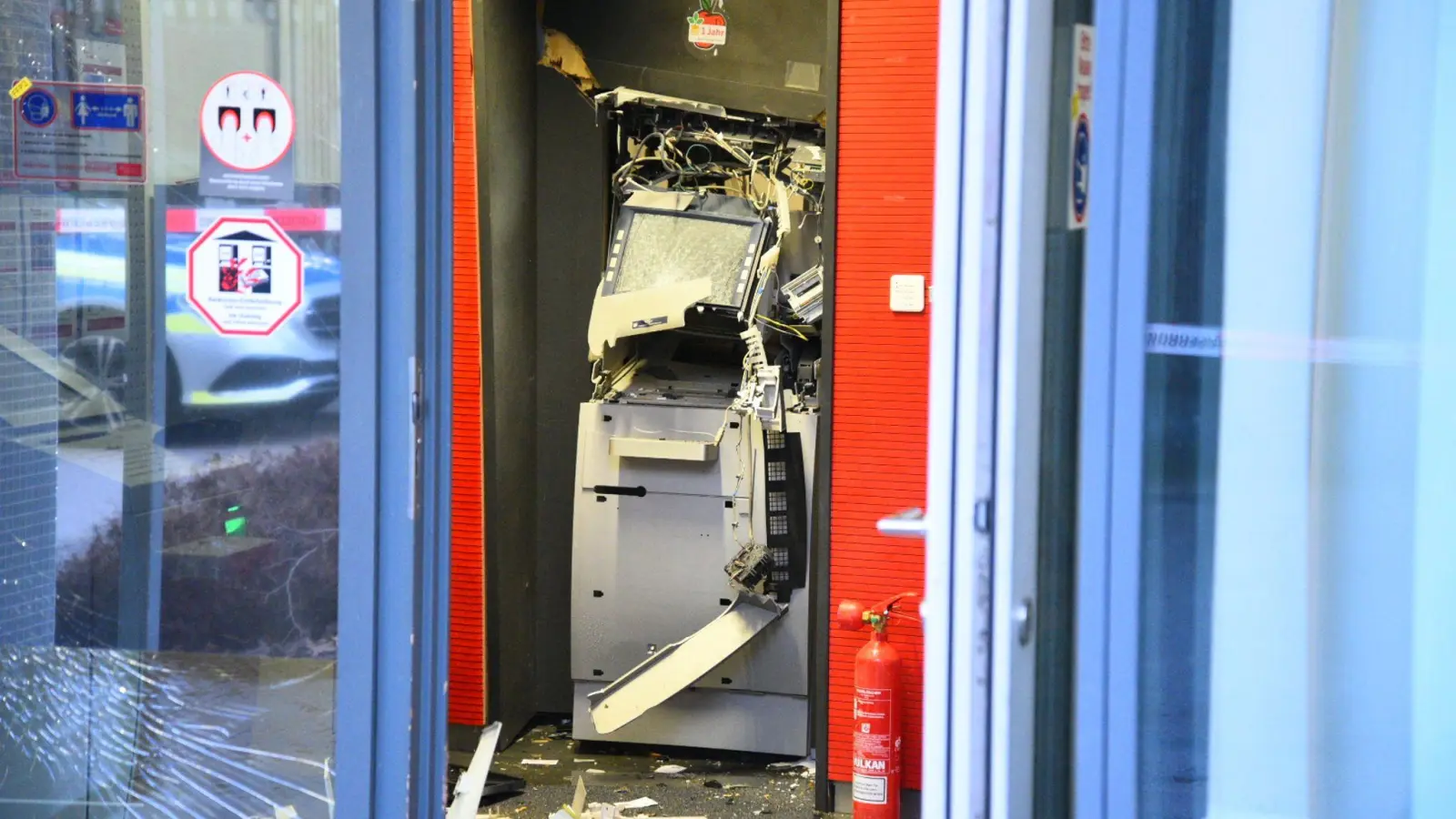 Ein gesprengter Geldautomat in einem Bankgebäude. (Symboldbild) (Foto: René Priebe/dpa)