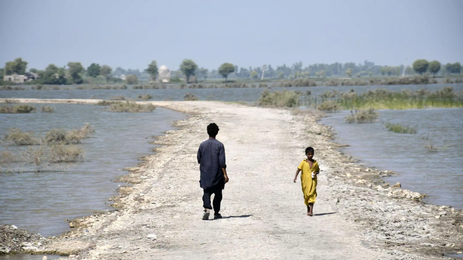 Durch die verheerenden Überschwemmungen in Pakistan stehen weite Landstriche unter Wasser. (Foto: Kyodo/dpa)