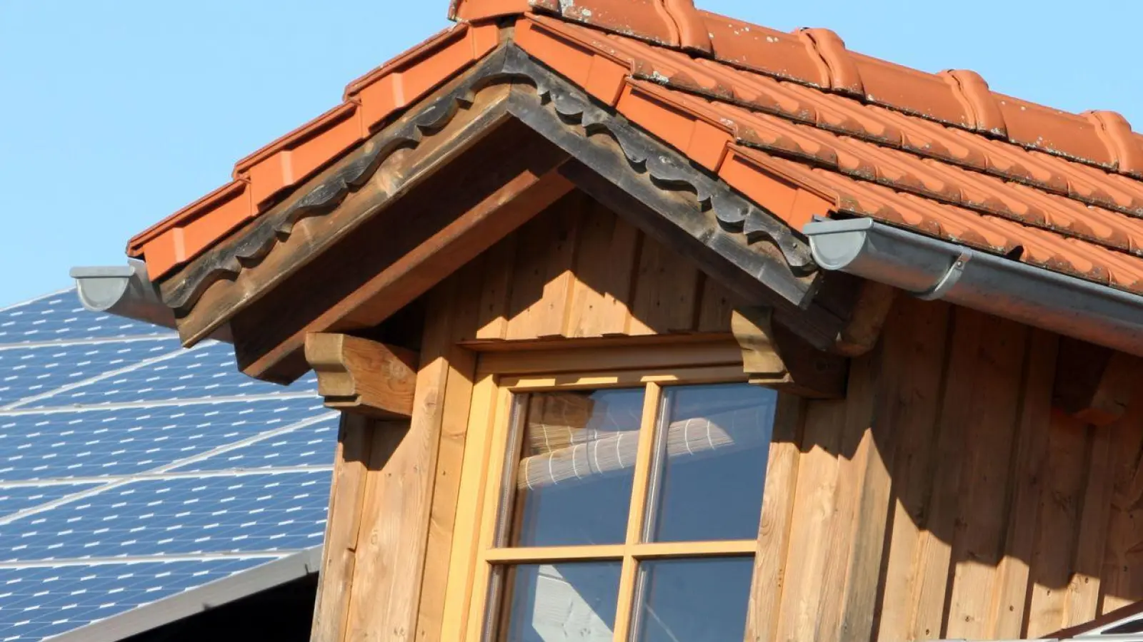 Solaranlagen liefern zuverlässig Strom - sollte die Förderung aber gestrichen werden, könnte dies den Ausbau auch in Bayern massiv ausbremsen. (Illustration) (Foto: picture alliance / dpa-tmn)