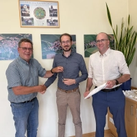 Bürgermeister Jörg Rabenstein (rechts) freute sich, dass Neuherberg mit Michael Scheller (Mitte) wieder eine Stimme hat und Dieter Förster (links) überreichte seinem Nachfolger zum Einstand die Schlüssel für das Dorfgemeinschaftshaus. (Foto: Sylvia Fehlinger)
