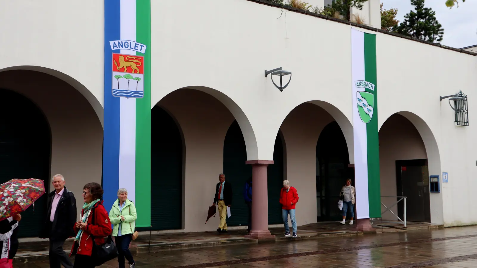 Zur Feier des 55-jährigen Bestehens der kommunalen Freundschaft war Anglets Rathaus 2023 mit den Wappen beider Städte geschmückt. (Archivbild: Oliver Herbst)