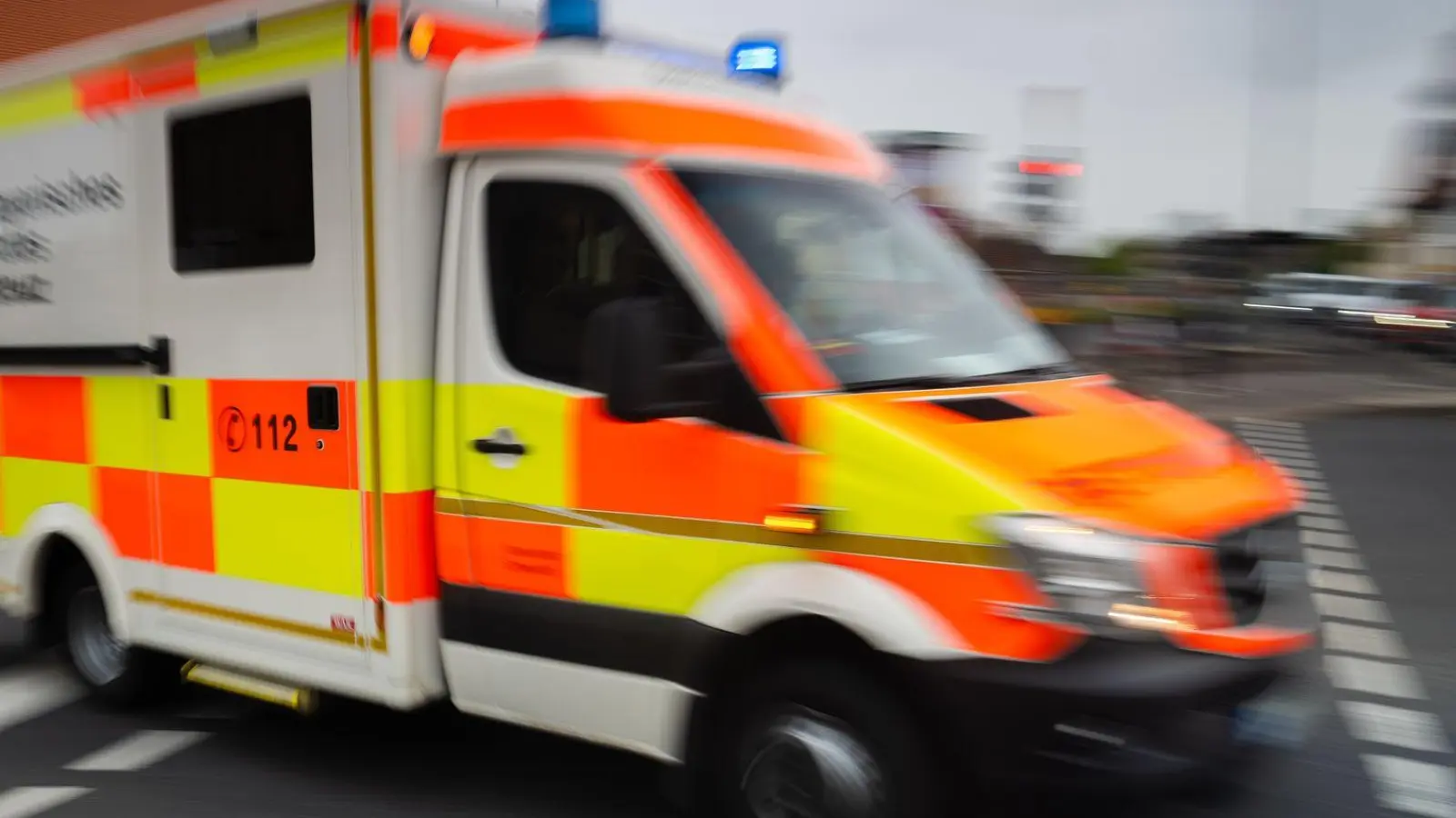 Sanitäter bringen die beiden Schwerverletzten in ein Krankenhaus. (Symbolbild) (Foto: Nicolas Armer/dpa)
