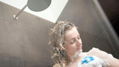Im Sommer etwas kühler duschen - so einfach kann Energiesparen sein. (Foto: Christin Klose/dpa-tmn)
