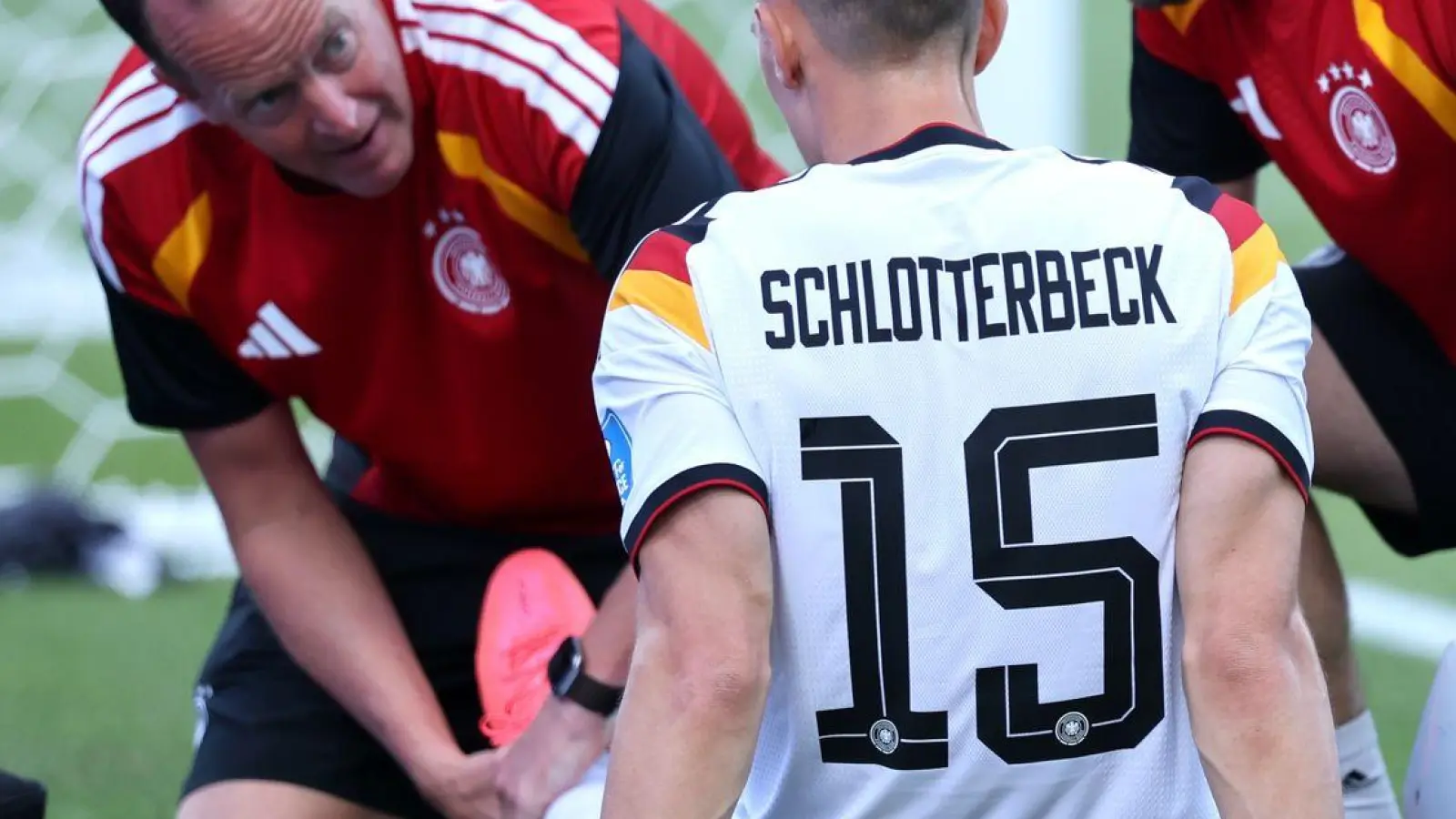 DFB-Teamarzt Jochen Hahne (l) ist für Bundestrainer Nagelsmann ein wichtiger Ansprechpartner. (Foto: Jan Woitas/dpa)