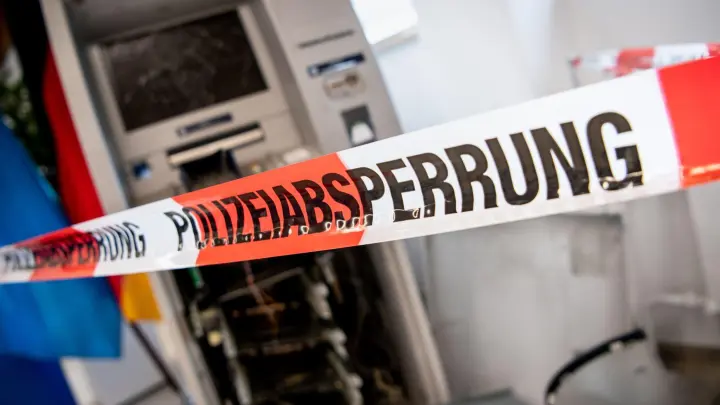 Ein gesprengter Geldautomat ist hinter einem Flatterband mit der Aufschrift „Polizeiabsperrung“ zu sehen. (Foto: Matthias Balk/dpa/Symbolbild)