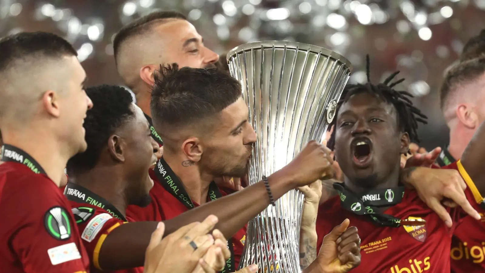 Spieler von Rom feiern den Sieg. (Foto: Franc Zhurda/AP/dpa)