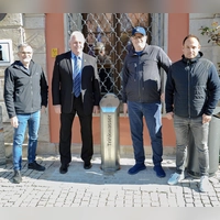 Bauamtsleiter Gerald Schorr, Bürgermeister Klaus Meier, der Geschäftsführer der Firma Krüger-Pieraccini, Rainer Haller, sowie Frank Maes vom städtischen Bauamt (von links) freuten sich bei der Einweihung über insgesamt zwei neue Trinkbrunnen (im Foto ist das Exemplar am Neustädter Rathaus zu sehen). (Foto: Christa Frühwald)