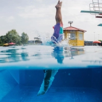 Im Schwimmbecken finden sich Chlor und Harnstoff - diese Stoffe können Augen empfindlich reizen. (Foto: Jana Bauch/dpa/dpa-tmn)