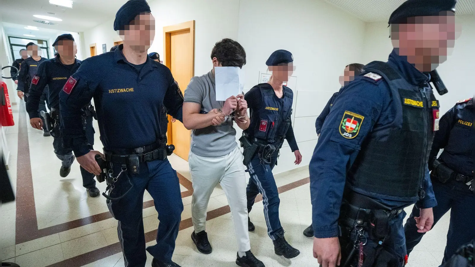 Eine Jugendgruppe soll eine Lehrerin vergewaltigt haben - nun stehen die jungen Männer vor Gericht. (Foto: Georg Hochmuth/APA/dpa)