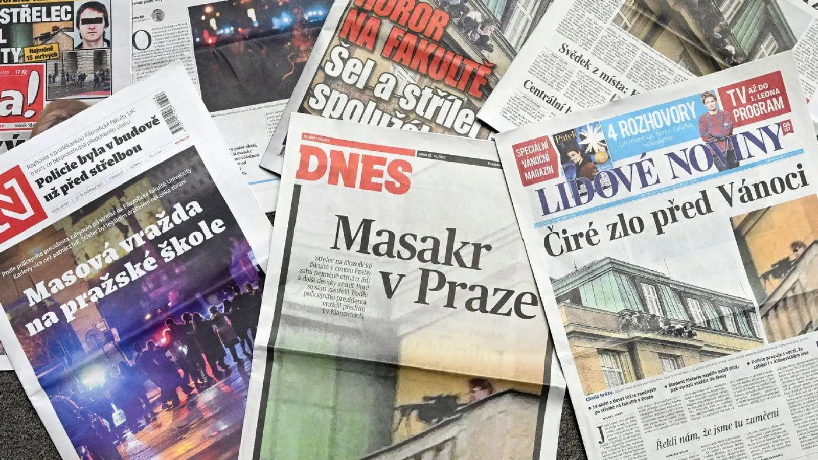 Die Titelseiten tschechischer Tageszeitungen nach der tragischen Schusswaffenattacke an der Philosophischen Fakultät der Karls-Universität. (Foto: ulová Kateøina/CTK/dpa)