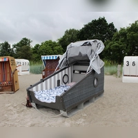 Zwischen den klassischen Tagsüber-Strandkörben, stehen am Eckernförder Südstrand zwei Exemplare, in denen man auch schlafen kann.  (Foto: Ricarda Dieckmann/dpa-tmn)