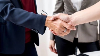 Muss es schriftlich sein oder reicht der Handschlag aus? Das kommt ganz auf die Art des Vertrags an. (Foto: Christin Klose/dpa-tmn)