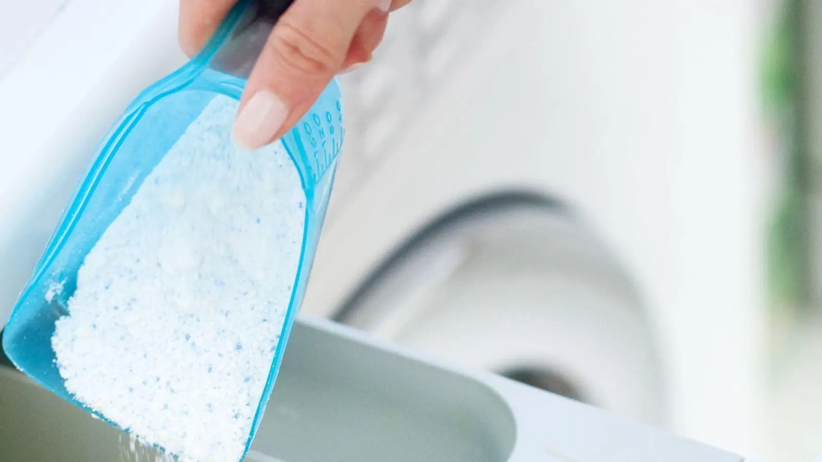Waschmittel richtig dosieren ist mit einem Universal-Messbecher mit Millimeterangabe einfacher und präziser. (Foto: Christin Klose/dpa-tmn)