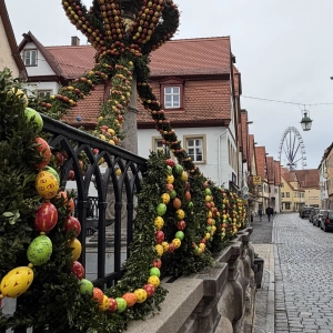 Osterbrunnen mit Riesenrad - gesehen in Rothenburg (Foto: Sonja Hammami)
