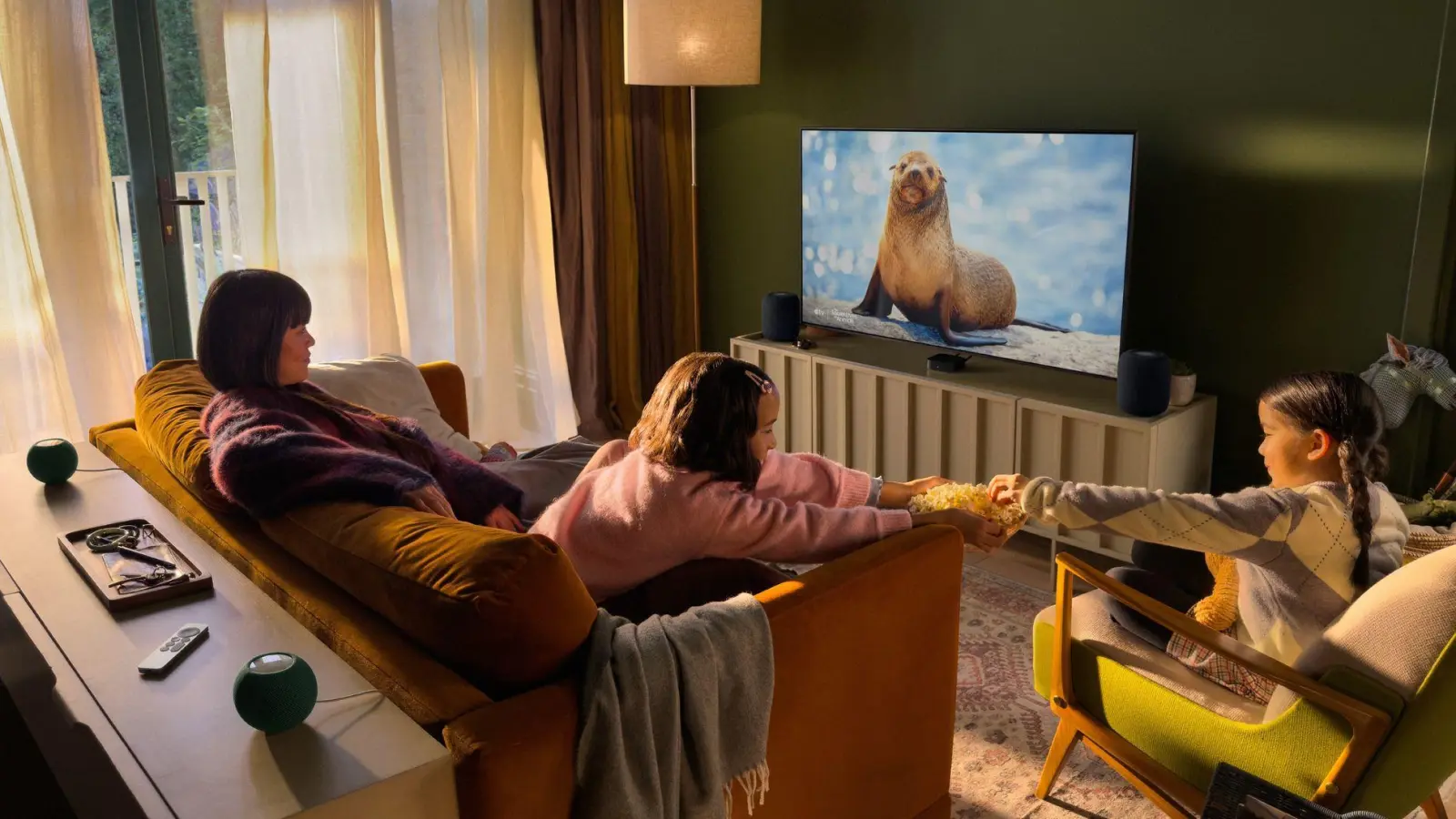 Zwei vorn, zwei hinten - und fertig ist das immersive Heimkino-Setup: In Verbindung mit dem neuen Apple TV 4K unterstützt der neue HomePod Mini 2 Surround-Sound mit vier Lautsprechern. (Foto: Apple/dpa-tmn)