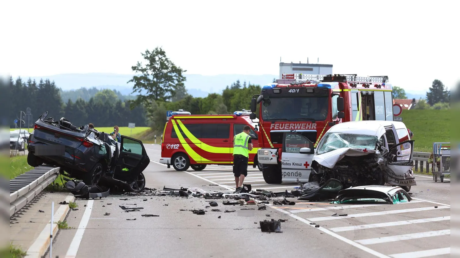 Die B12 wurde nach dem Zusammenstoß zunächst gesperrt. (Foto: Karl-Josef Hildenbrand/dpa)