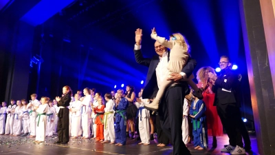 Mit seiner Enkelin auf Arm, umringt von seinem Team und allen an der Jubiläums-Gala Mitwirkenden, erklärte Hans Jürgen Leitner am Ende der Show, dass er sich jetzt ins Privatleben zurückziehen werde. (Foto: Sylvia Fehlinger)