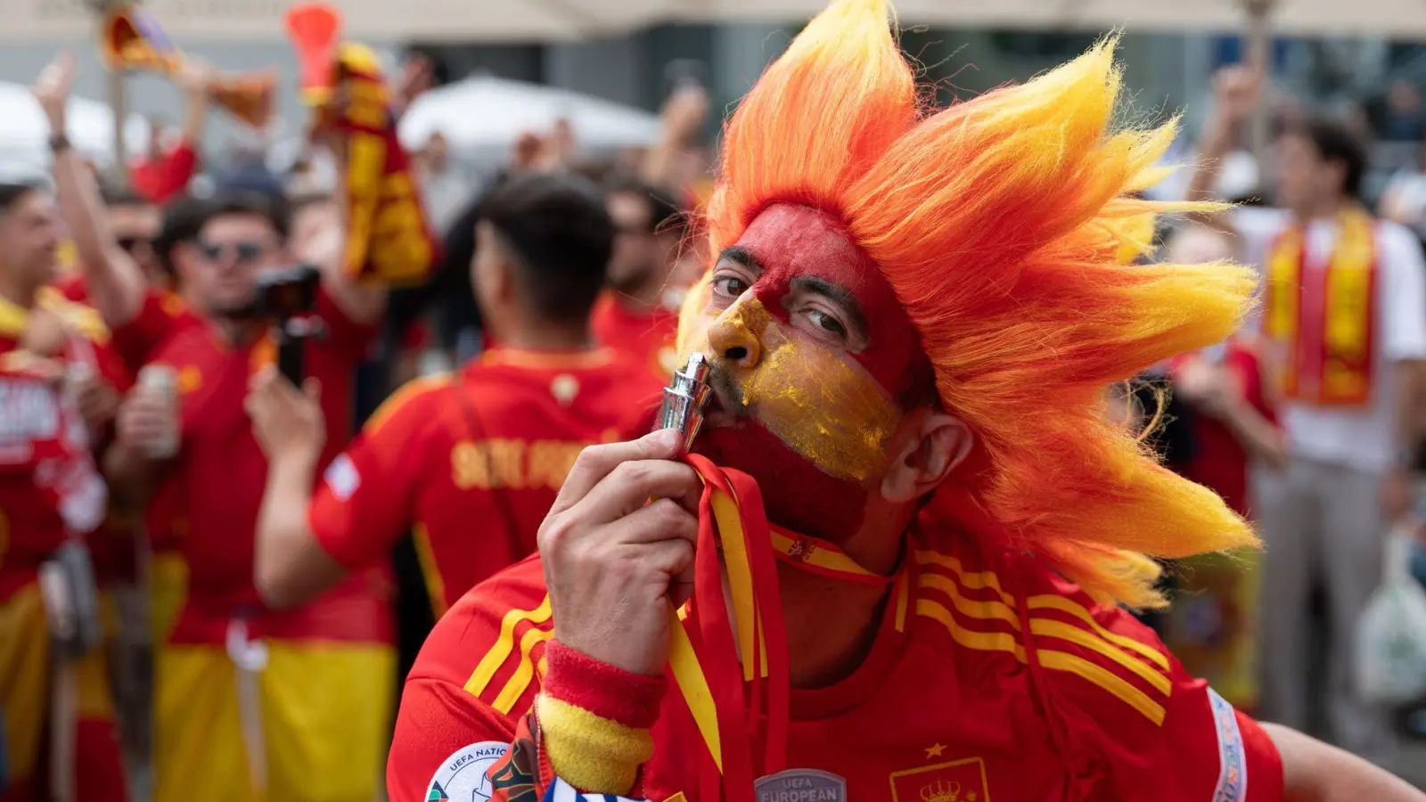 Spanische Fußballfans feiern vor dem Nations-League-Halbfinal in Stuttgart (Foto: Markus Lenhardt/dpa)
