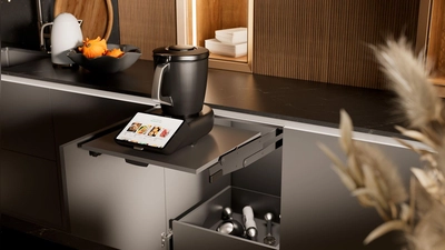 Praktisch: Mit Hilfe der Ausschwenkmechanik wird das Tablar samt Küchenmaschine aus dem Unterschrank auf die Arbeitshöhe befördert. (Foto: Häcker Küchen/dpa-tmn)