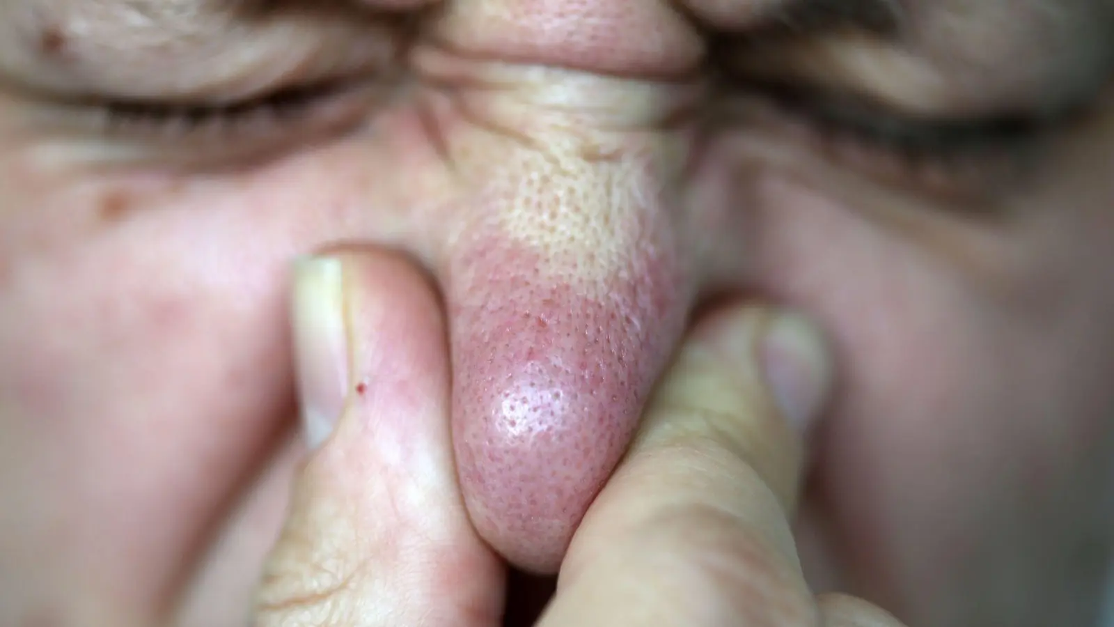 Am Untermain kommen Experten dem zeitweiligen Gestank bisher nicht auf die Spur. (Symbolbild) (Foto: Oliver Berg/dpa)