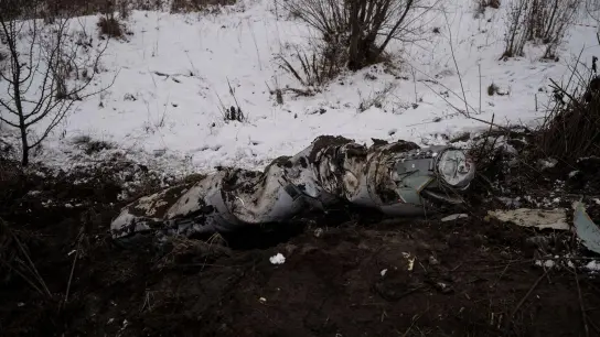 Die Überreste einer Rakete liegen am Straßenrand in Kiew. (Foto: Felipe Dana/AP/dpa)
