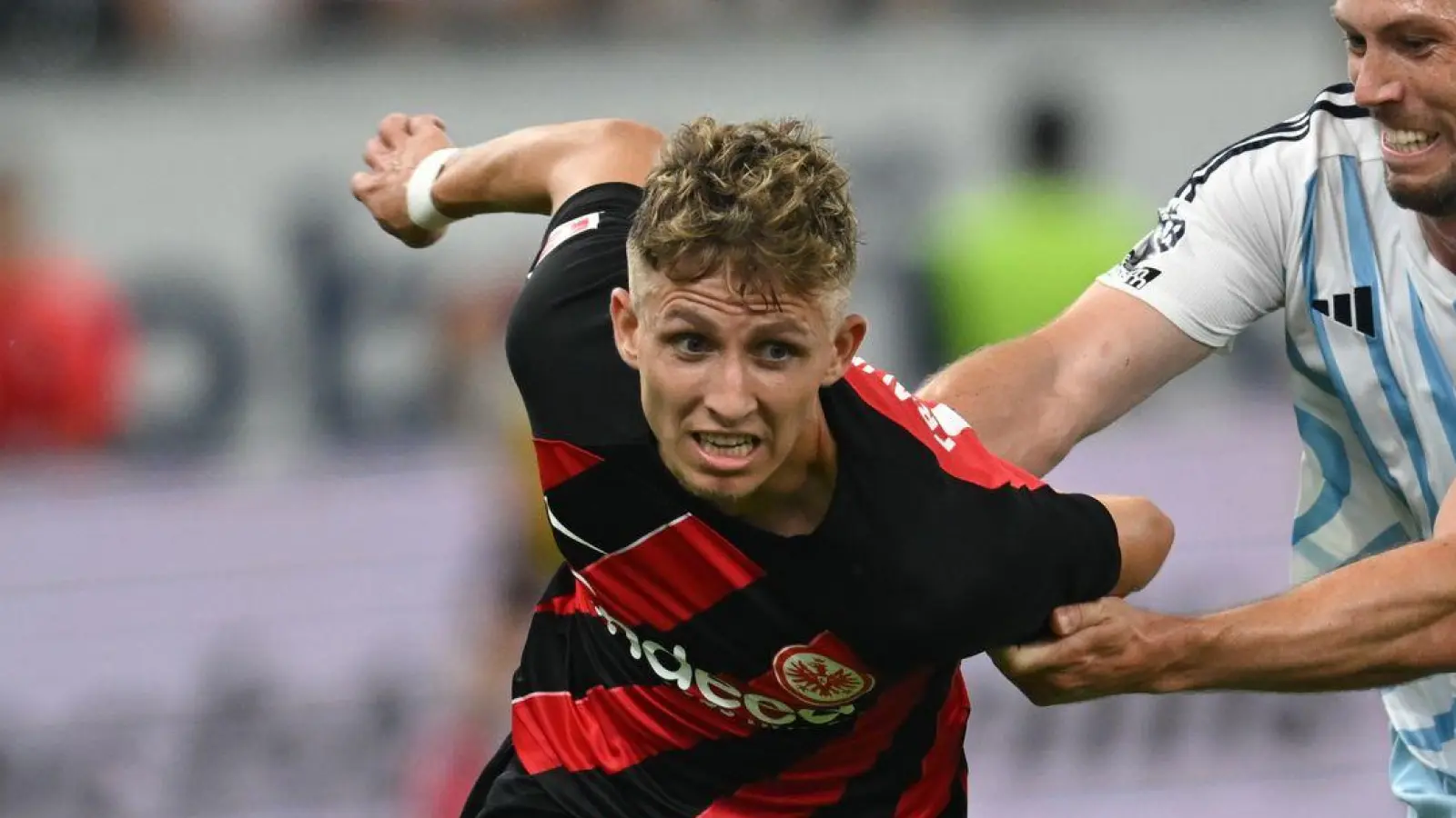 Der frühere Frankfurter Jesper Lindström (l) spielt nun für den VfL Wolfsburg. (Foto: Arne Dedert/dpa)
