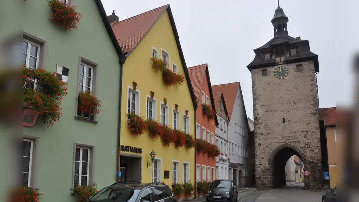 Durch das Obere Tor in Leutershausen kam man ein paar Tage lang nicht in die Stadt hinein. Nun ist die Durchfahrt wieder frei. (Foto: Wolfgang Grebenhof)