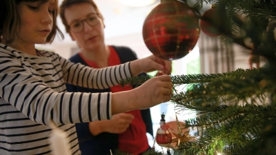 Baum schmücken, Plätzchen backen: Wiederkehrende Rituale vermitteln Kindern in der Weihnachtszeit Vertrautheit, Vorhersagbarkeit und Wertschätzung. (Foto: Mascha Brichta/dpa-tmn)