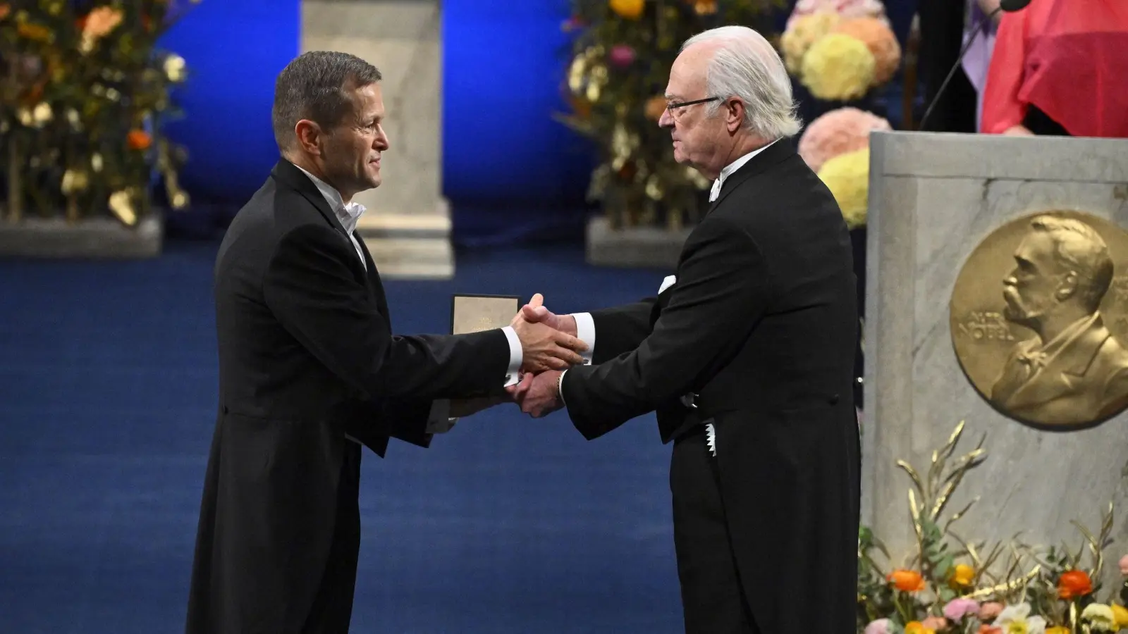 Ferenc Krausz (l) bekommt den Nobelpreis für Physik 2023 von Schwedens König Carl XVI. Gustaf in Stockholm. (Foto: Claudio Bresciani/TT News Agency/AP/dpa)