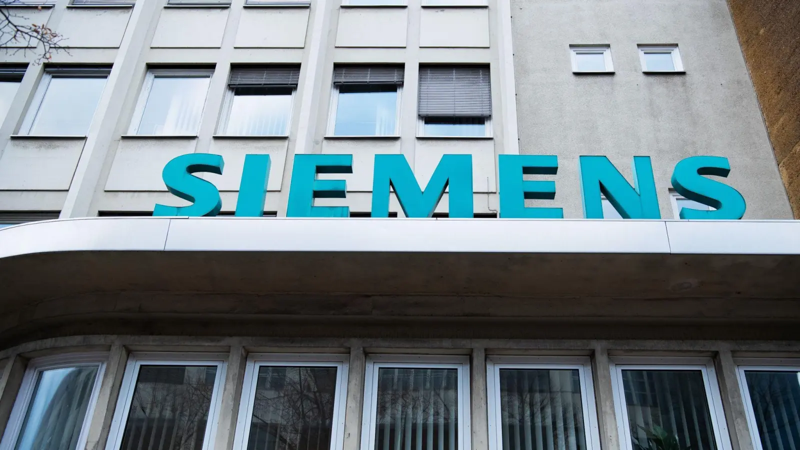 Der Schriftzug &quot;Siemens&quot; neben dem Eingangstor des Unternehmens. (Foto: Soeren Stache/dpa-Zentralbild/dpa/Symbolbild)