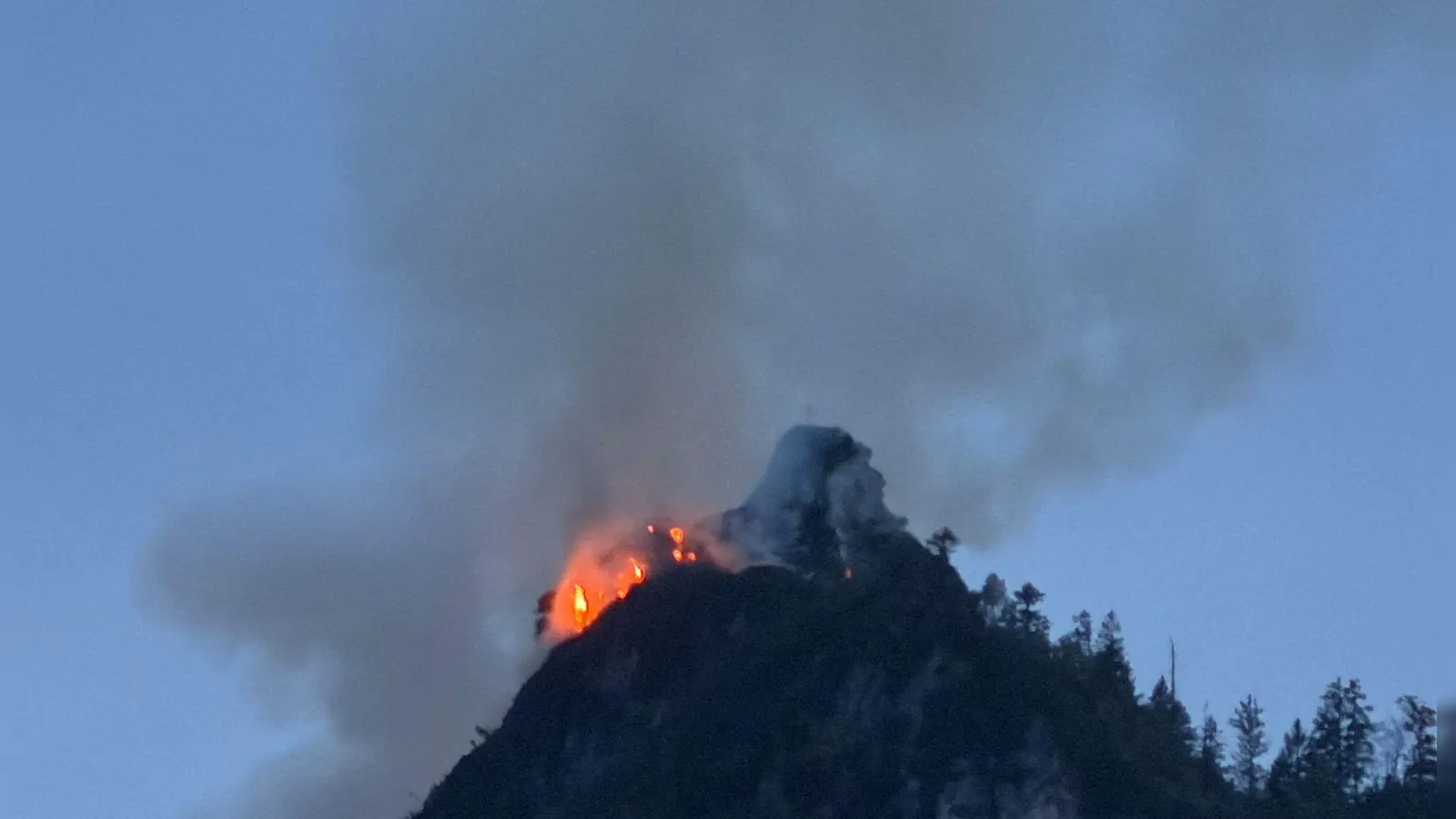 Ein Waldbrand am Saurüsselkopf beschäftigt seit Anfang Mai die Einsatzkräfte. (Archivbild) (Foto: Matthias Brüning/dpa)