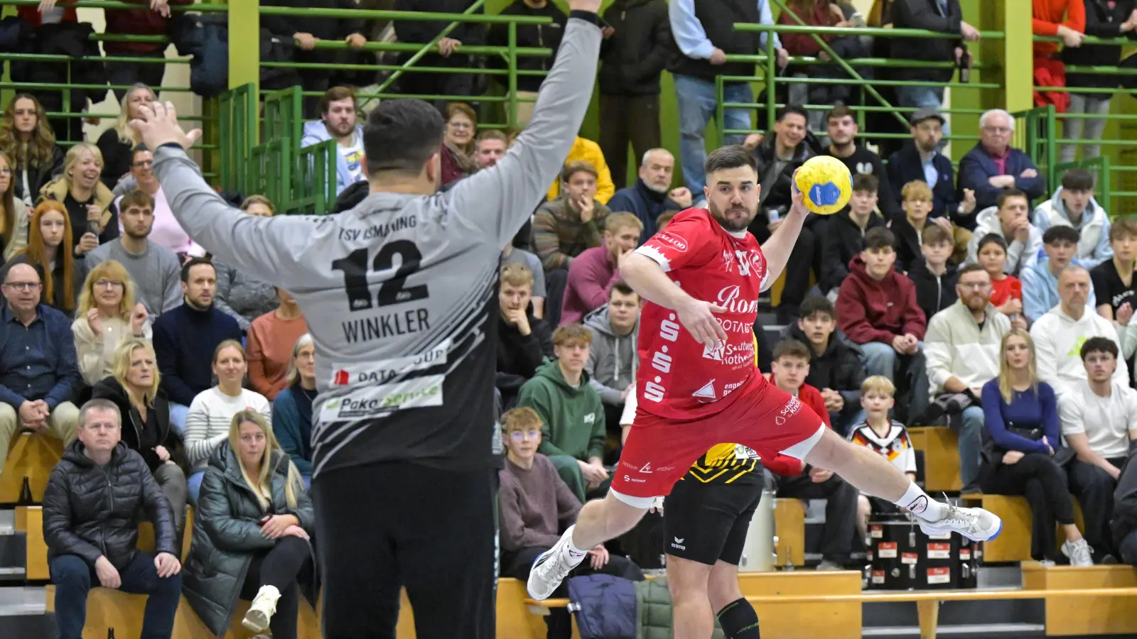 Im Rothenburger Lager hofft man, dass Rechtsaußen Srdjan Ilicin (hier versucht er, Ismanings Torhüter Markus Winkler zu überwinden) für das München-Spiel rechtzeitig fit wird. (Foto: Martin Rügner)