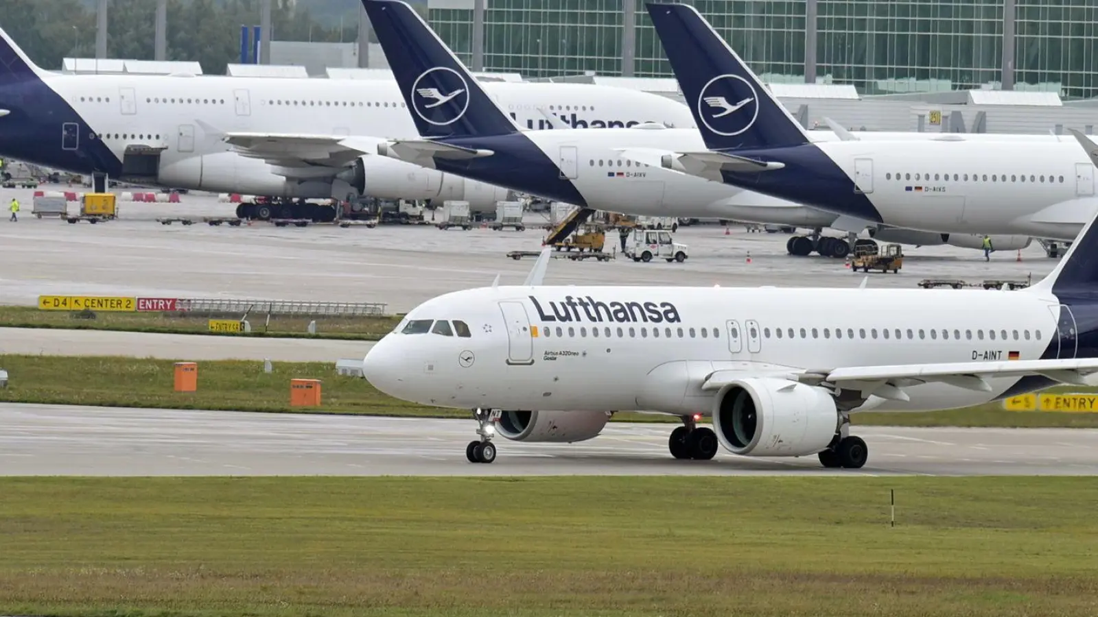 Flugzeug muss wegen „renitentem Passagier“ Notlanden. (Archivbild) (Foto: Malin Wunderlich/dpa)