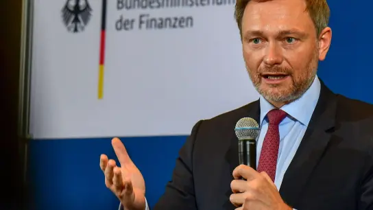 Diesem Ziel hat der Finanzminister viel untergeordnet: 2023 soll die Schuldenbremse wieder stehen. (Foto: Tobias Schwarz/AFP-Pool/dpa)