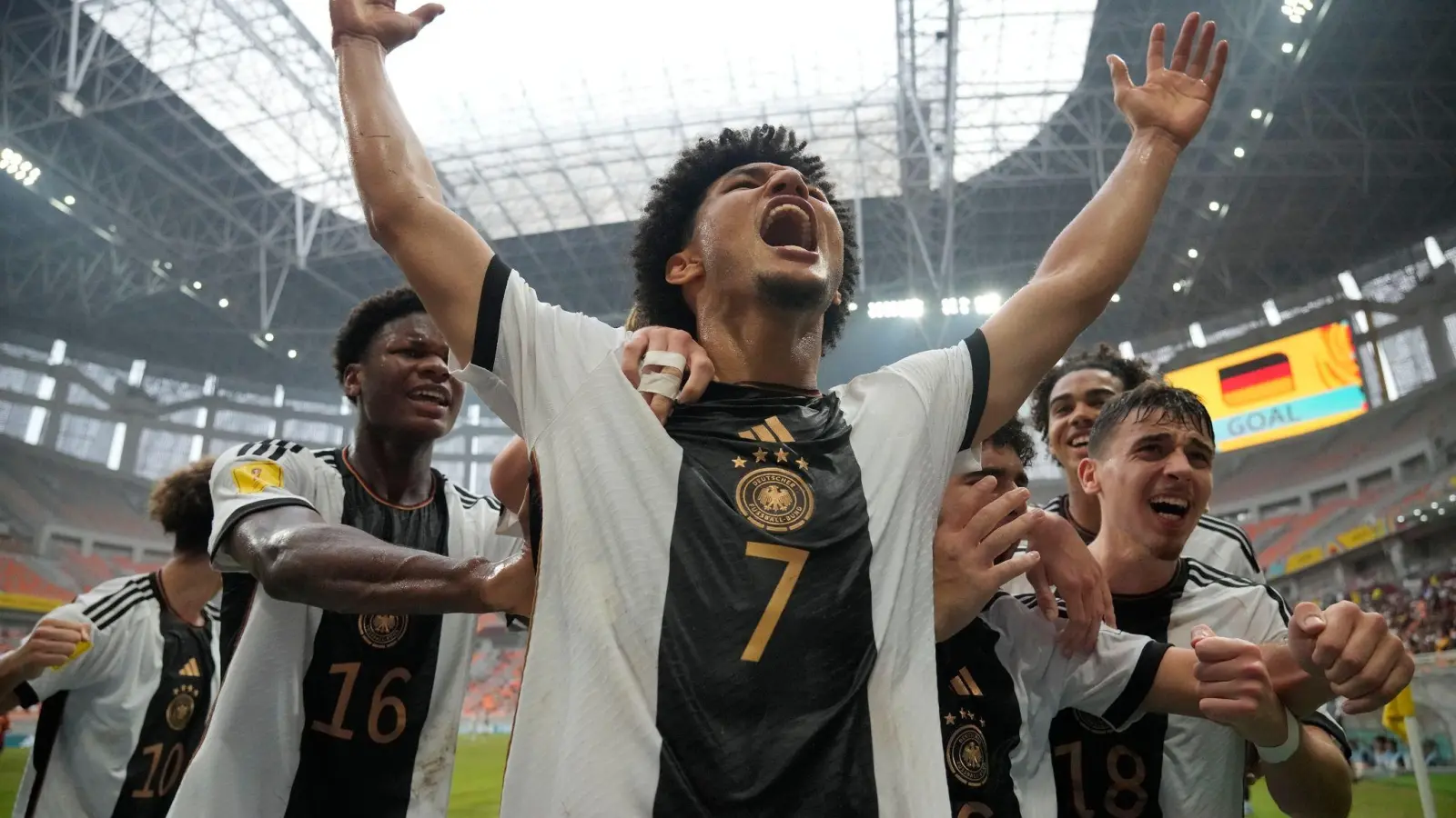 Paris Brunner (M) brachte Deutschlands U17 gegen Spanien auf die Siegerstraße. (Foto: Achmad Ibrahim/AP/dpa)