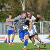 Der SV Ornbau/Weidenbach mit Luca Holzschuh (links) reist nach Schalkhausen, der FC Dombühl (rechts Thore Beck) erwartet Schopfloch. (Foto: Martin Rügner)