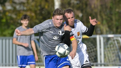 Der SV Ornbau/Weidenbach mit Luca Holzschuh (links) reist nach Schalkhausen, der FC Dombühl (rechts Thore Beck) erwartet Schopfloch. (Foto: Martin Rügner)