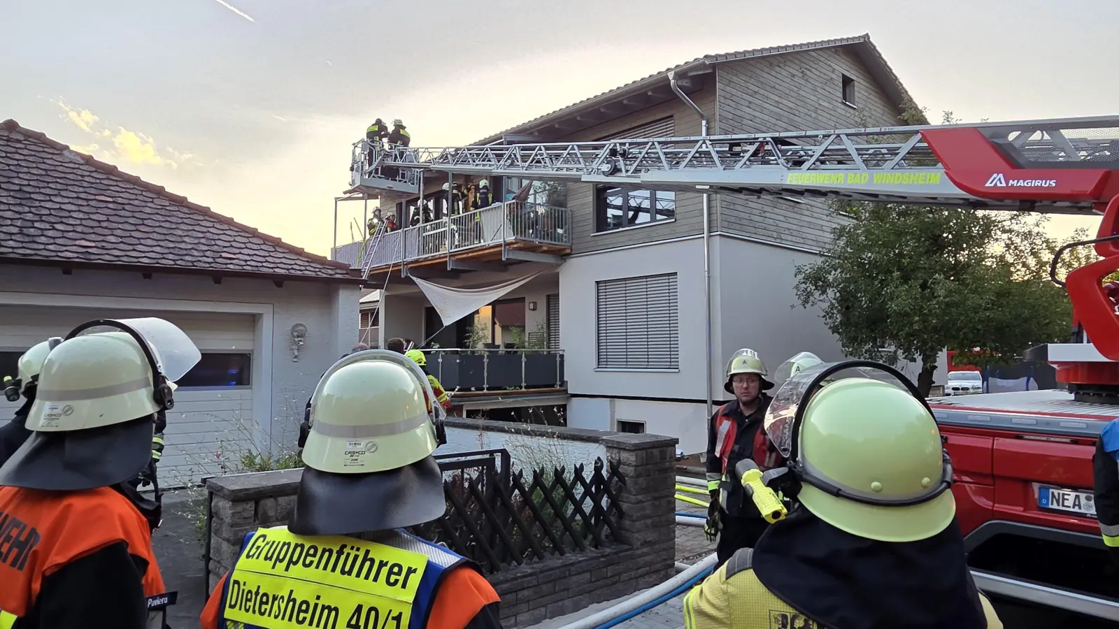 In Ipsheim brannte am Montagabend die Fassade eines Wohnhauses. Im Einsatz war auch die Freiwillige Feuerwehr aus Bad Windsheim mit einer Drehleiter. (Foto: Rainer Weiskirchen/Kreisfeuerwehrband Neustadt)
