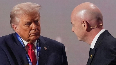 Donald Trump (l) und Gianni Infantino pflegen ein enges Verhältnis. (Archivbild) (Foto: Jacquelyn Martin/AP/dpa)